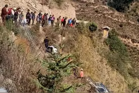 事发果洛！一皮卡车滑落山崖......图片