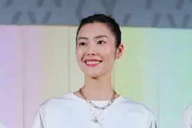  又被刘雯惊艳到，穿一身“黑+白”大佬装，干净笑容迷倒一大片图片