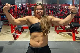 硬拉超过自己4倍体重，绝对的“力量女王”但又不失女神的魅力图片