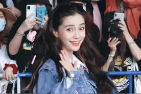 baby节目路透，黑色收腰短裙配长筒袜蝴蝶结，还是那么少女感图片
