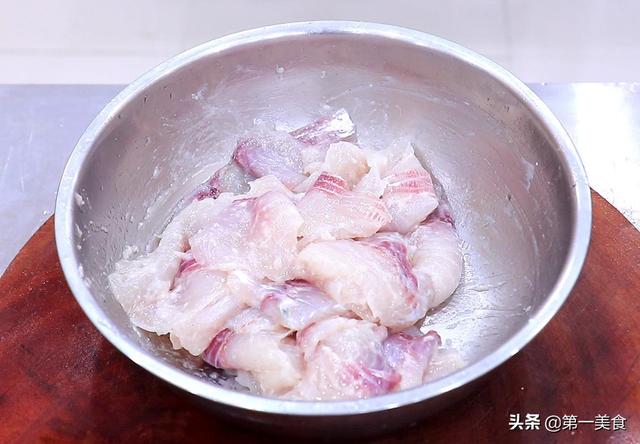 白菜和草鱼一起做，原来这么好吃，掌握这个关键，汤汁浓白鲜香