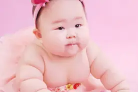 奶奶将孙子养成“莲藕宝宝”，还到处炫耀，医生却摇头：这腿废了图片