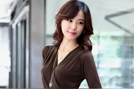 不负春光不负卿，穿上柔软的打底衫做一个温婉的女子图片
