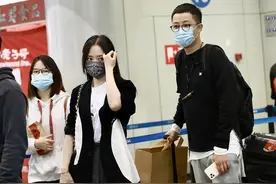 张靓颖现身机场获小男友陪伴超甜蜜，穿短裙大秀好身材美出新高度图片