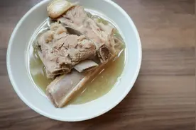 大骨汤是补钙还是补铅？吸骨髓也会吃到铅！这个补钙方法最好图片
