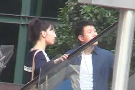 白百何工作片场被拍，皮肤白净气质佳，被逗得笑出一口大白牙图片