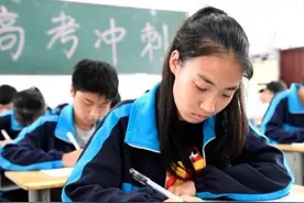 “鲸落”字体在学生中很受欢迎，老师却很头疼，不是漂亮就能拿分图片