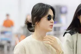 宋慧乔才是“逆生长”代表，穿针织衫配牛仔短裤，上松下紧超时髦图片