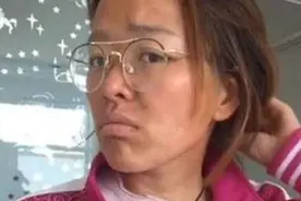 二胎妈妈参加女儿幼儿园活动，竟被老师错认成奶奶，老公更是嫌弃图片