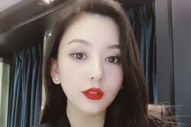 小说：她眼睛含情脉脉地看着我图片