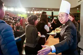 地产大佬潘石屹化身大厨卖包子视频封面