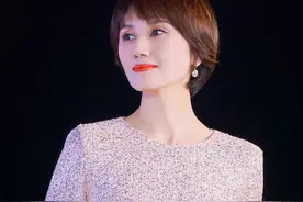 43岁袁泉近照曝光，修身裙显身材超性感，脸颊凹陷略显疲惫图片