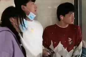 江苏14岁男孩看望82岁太奶奶，见老人从病房被搀扶走出瞬间泪目图片