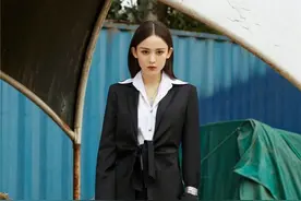 都说“无痕裤+运动鞋”是最土穿法，为何她能穿出时髦感？原因有3图片