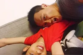 张智霖与儿子嬉戏无代沟 慕童新发型帅气像爸爸图片
