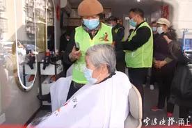 宁波这家新开的理发店，高龄老人、困难群众、户外工作者等理发全免费图片