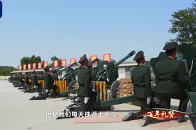 出场即震撼 最帅单膝跪地的礼炮兵是怎样炼成的图片