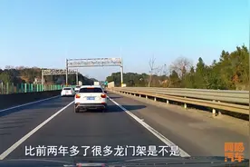 高速新装的设备太坑了，好多司机突然急刹车，导致追尾不断图片