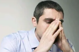 男人“睡前”5个行为，对身体伤害不小，若你也是，要加强保养了图片
