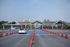 25日零时起重庆高速恢复“一车一杆”通行模式 仍免费通行图片