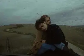 一个男生不喜欢你，为什么还会跟你聊天呢？图片