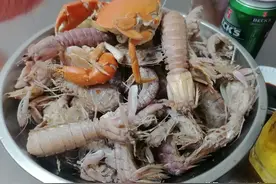周末，全家去赶海，收获满满一桶皮皮虾，简单一煮，喝着小酒真爽图片