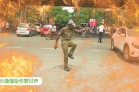 舞蹈指挥交通！印度警察是怎么指挥交通的？独特搞笑指挥风格图片