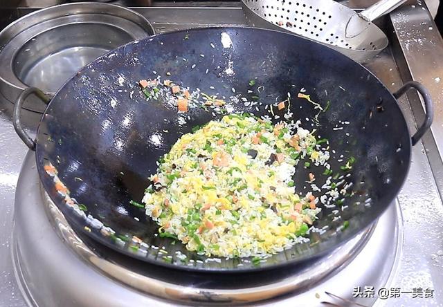 “蛋炒饭”家常做法，这几个技巧很关键，米饭金黄松散，粒粒分明