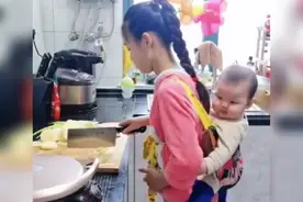 姐姐一边帮妈妈做饭，一边哄二宝获高赞，网友：年纪小小就很懂事图片