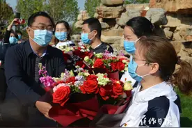 英雄回家！致敬16名焦作援鄂医疗卫生队员图片