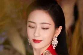 佟丽娅：凭借才华和作品实现了从一个演员到最美春晚主持人的跨越图片