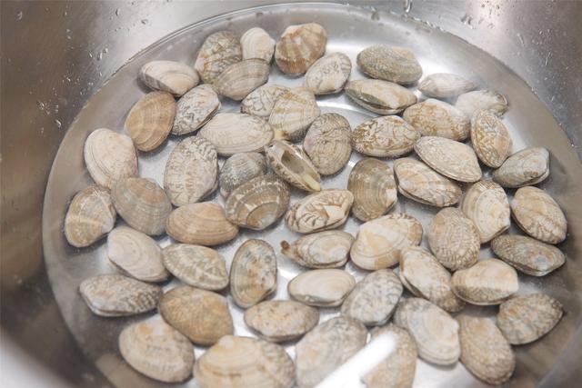 花甲吐沙，跟老渔民学了一招，不用油不用盐，半小时吐的特干净