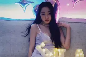 蒋梦婕28岁庆生照被扒，穿着清凉坐姿豪放，清纯形象引争议图片