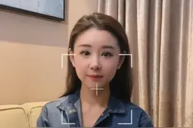 35岁李小萌晒照，肉嘟嘟卖萌嫩似高中生，胸前瘦出排骨显反差图片