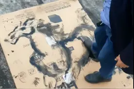 男子用脚蘸墨水在纸箱上画马栩栩如生 网友看完要剁手：我的手还不如你的脚图片