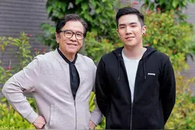 TVB老戏骨姜大卫与26岁儿子同台飙戏，直言“不甘”为其做配图片