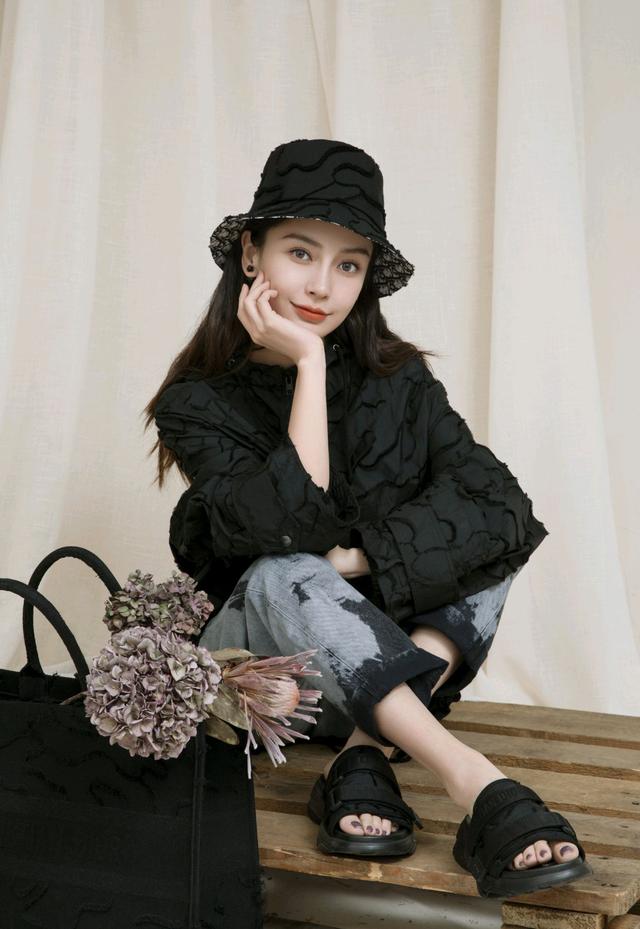 黑灰搭配好看吗?黑色和灰色碰撞搭配很好看,彰显低调成熟的个性