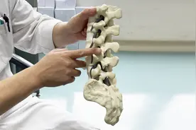 一个小小的“卡扣”，是如何让93岁腰突老人重新站起的？图片