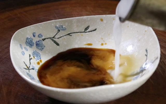 原来炒白菜也有窍门，加一点调汁，简单一做，比吃肉还过瘾