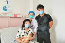 怀上三胞胎却无奈只留下了一个 坚强孕妈两次减胎后生下健康男宝图片