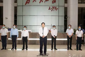 无锡市抗疫医疗队200人星夜驰援扬州图片