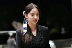 欧阳娜娜真是小富婆，用LV的丝巾扎头发，这00后太豪横了吧图片