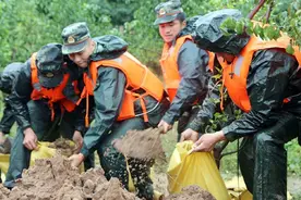 1998年抗洪，子弟兵用鲜血写下请战书和遗书，内容令人潸然泪下图片