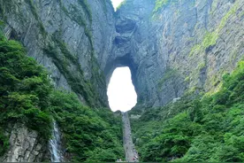 传闻张家界天门山的神秘洞穴里有神仙，巨蟒在旁守护，这是真的吗图片