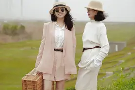 年过50的女人，建议不要再穿运动鞋！今年流行这3种平底鞋，好美图片