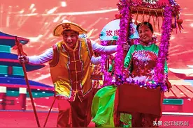 有着悠久的历史、深受群众欢迎的一种民俗文化娱乐形式——踩莲船图片