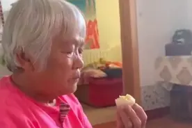 山东：父母第一次吃榴莲，表情变化太丰富，父亲一句话让女儿笑哭图片