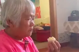 山东：父母第一次吃榴莲，表情变化太丰富，父亲一句话让女儿笑哭图片