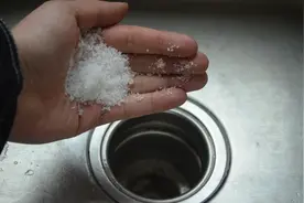 洗碗池上撒一把食盐，作用真厉害，多数家庭还不会，看完长见识了图片