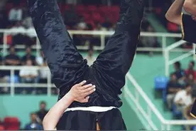 倒立着喝水，水会进入胃里吗？图片